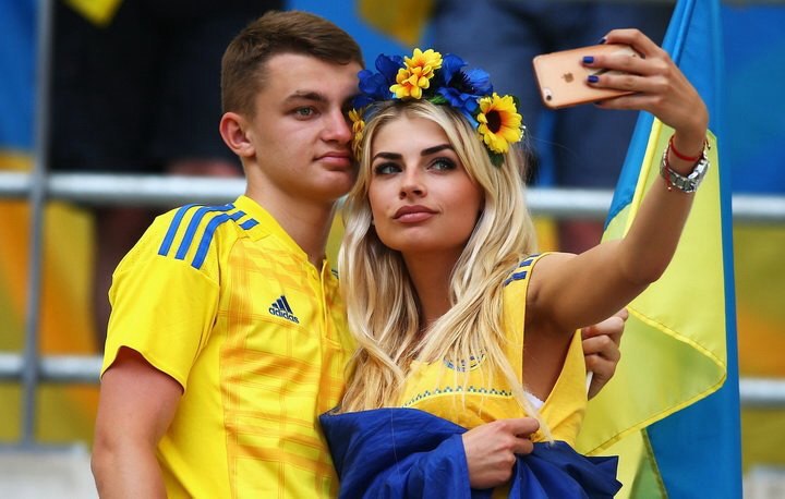 This gorgeous couple dressed in blue and yellow are cheering for the Ukrainian team