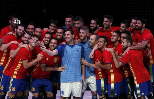 Next is the photo of Spanish National team players posing for a group selfie