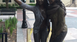 selfie statue