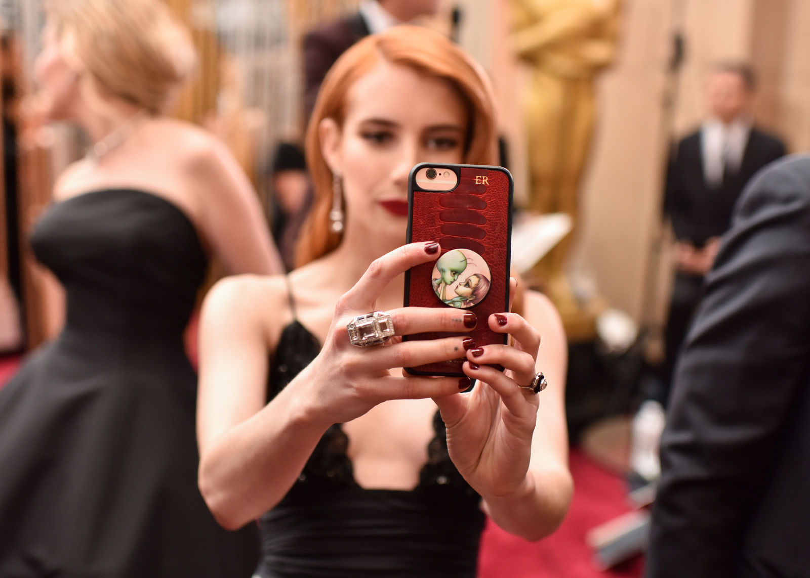 The Oscar selfies celebrities Emma Roberts