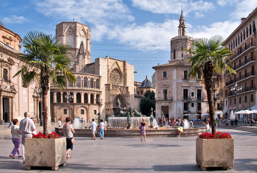 Best places to take a selfie in Valencia - Plaza de la Virgen