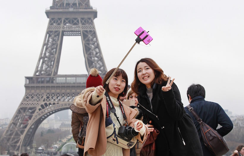 popular places for selfies paris france
