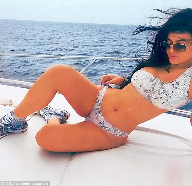 Kylie Jenner sexy selfie