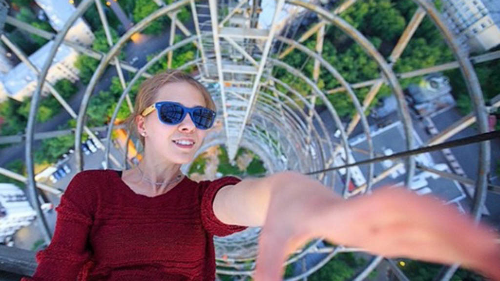 Angela Nikolau extreme selfie