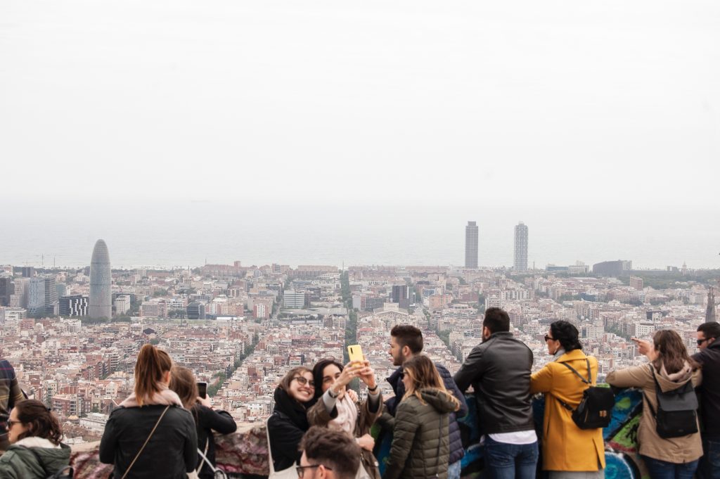 girls taking a selfie overlooking the city, ferran feixas