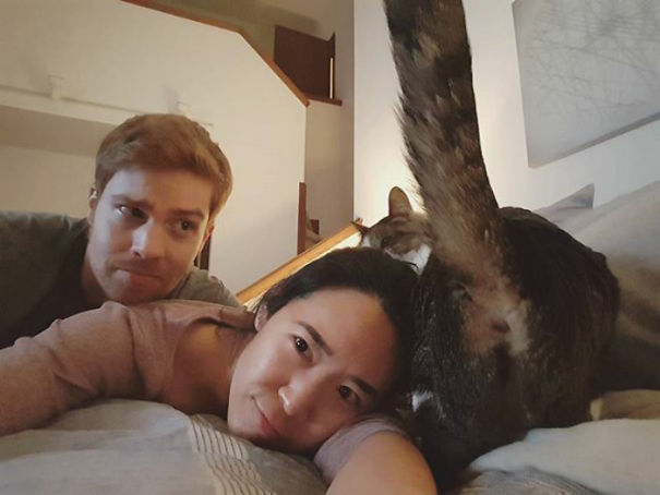 the cat spoils a selfie lifting his tail